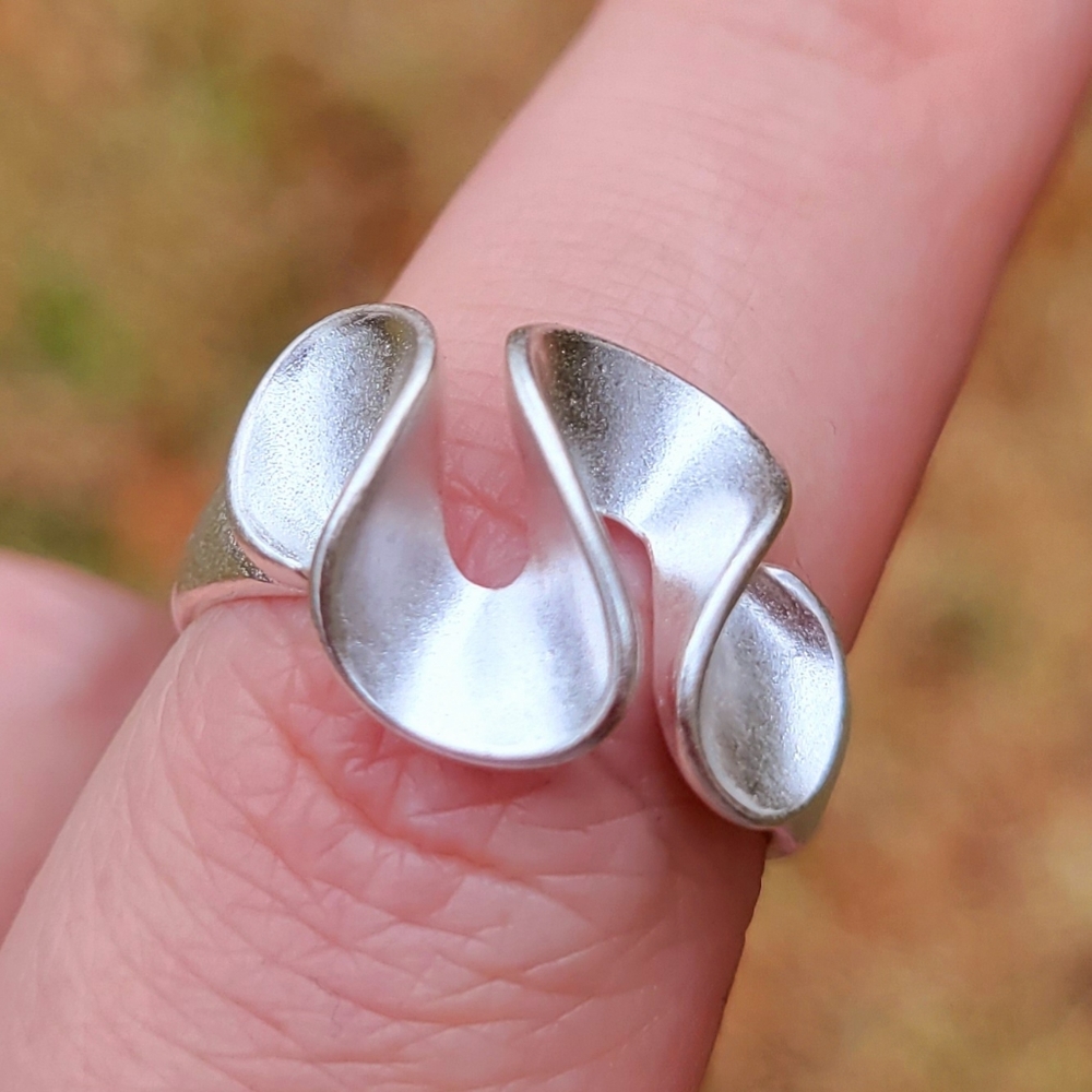 Silver Wrapping Christmas Bow Adjustabme Band Ring